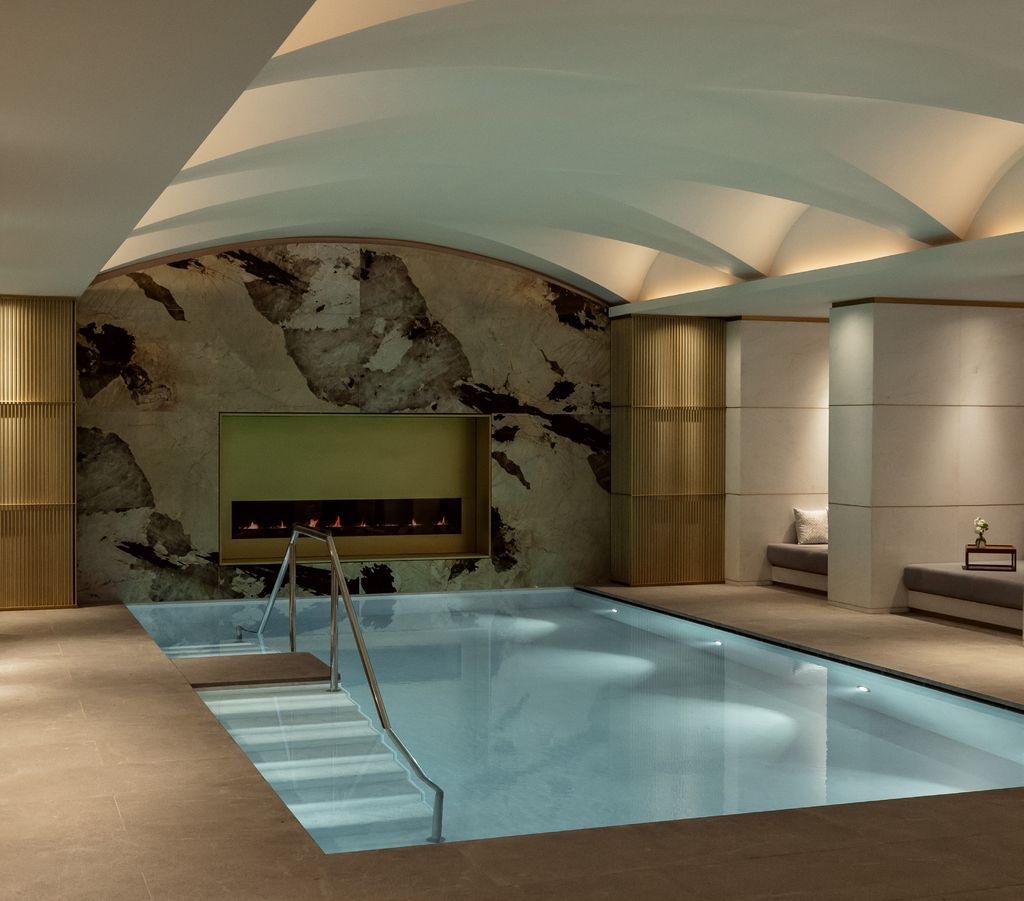 Corinthia Brussels thermal hall: vaulted ceiling over the vitality pool
