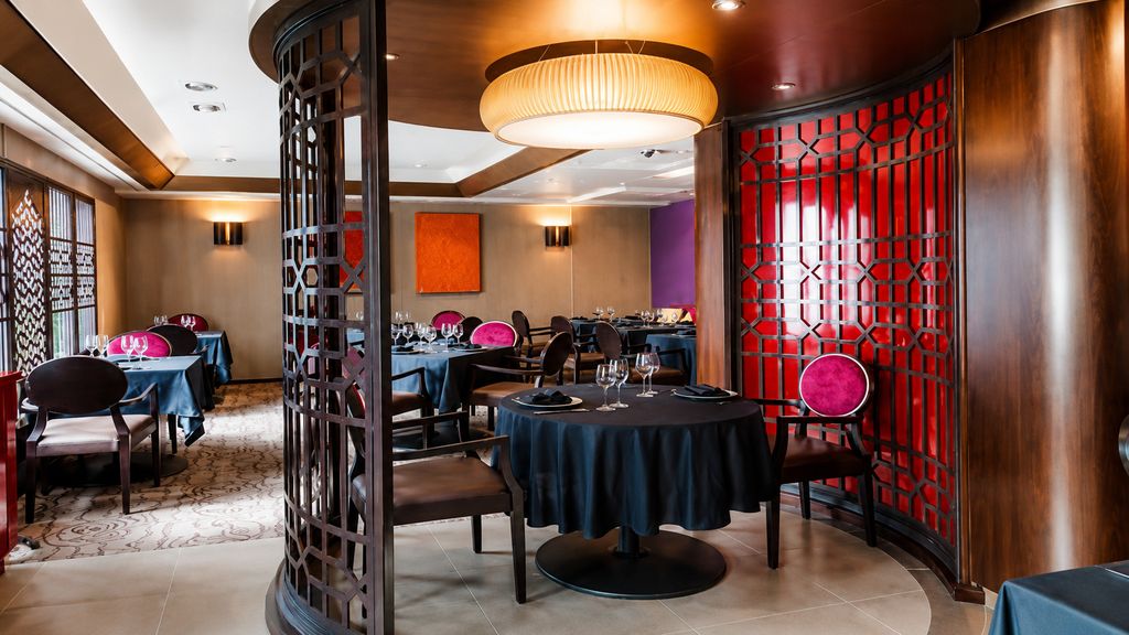 Marella Dream Asian-themed restaurant with lattice screens