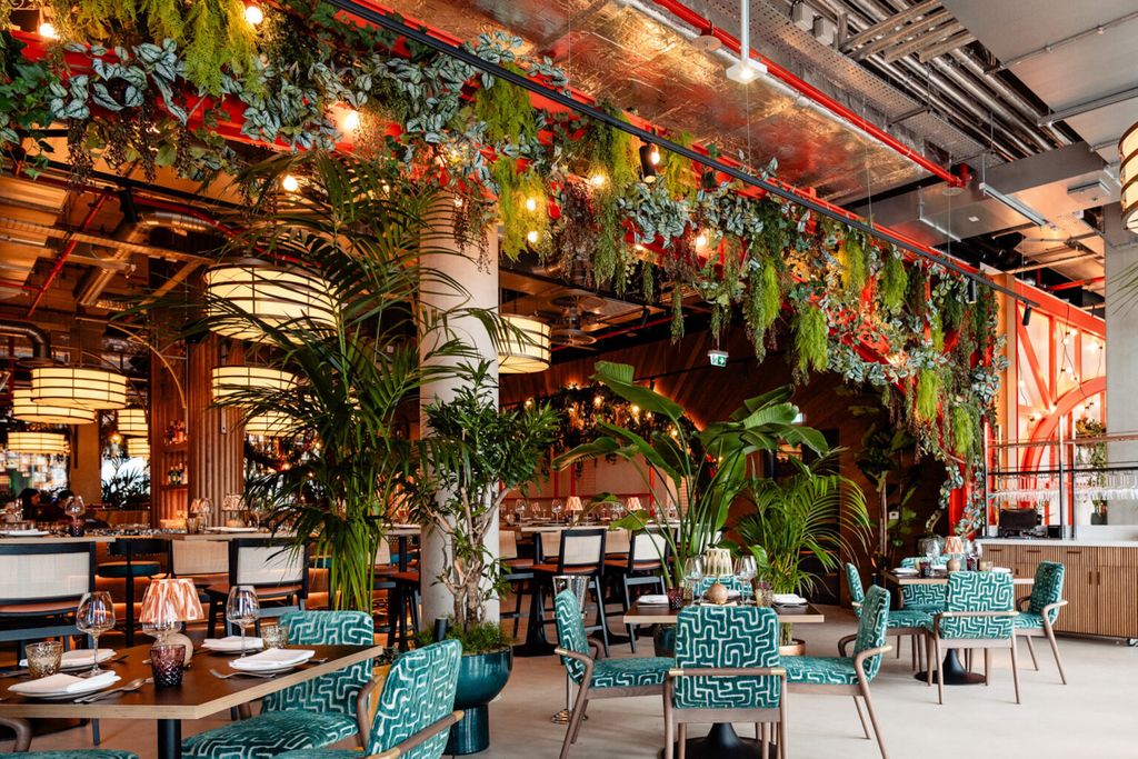 Elemente at Westfield Hamburg: planted dining room beneath a jungle ceiling