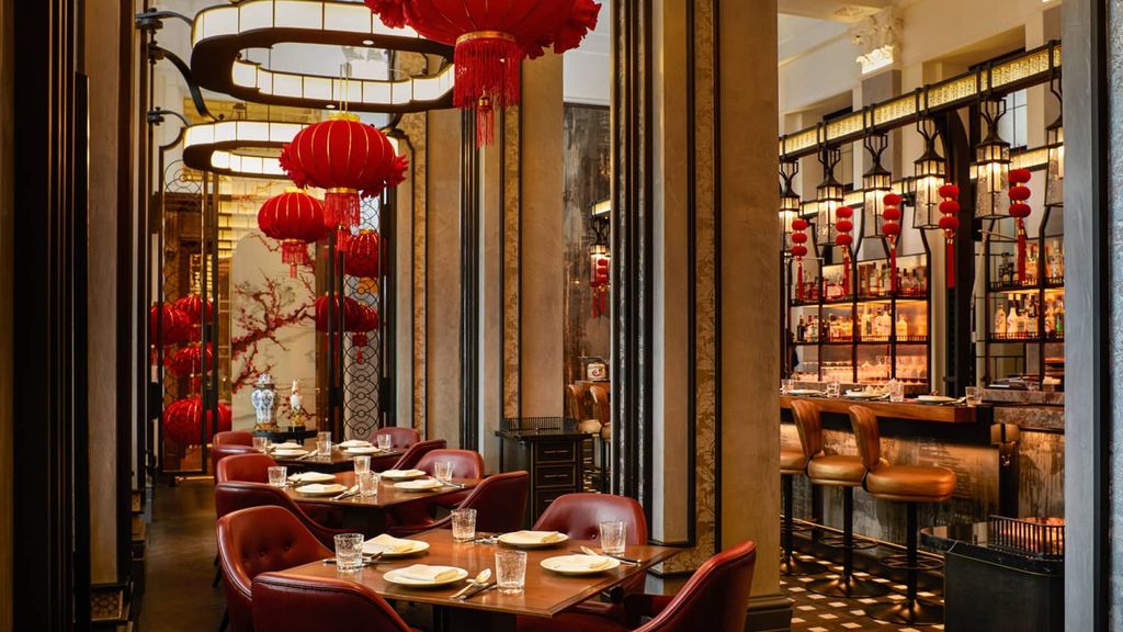 Mei Ume dining room with lanterns and lacquered screens