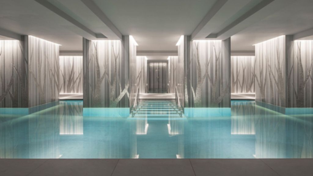 The Spa at Four Seasons Ten Trinity Square: lap pool between silver tree-pattern walls